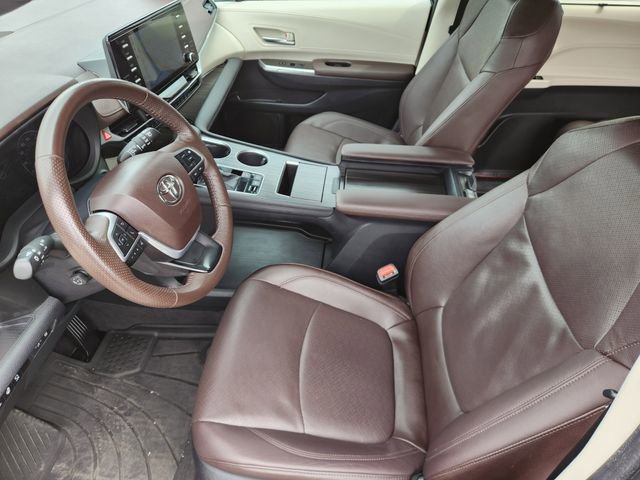 Certified 2024 Toyota Sienna Platinum FWD image 11