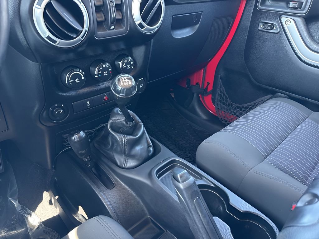 Used 2012 Jeep Wrangler Unlimited Rubicon w/ Connectivity Group AWD/4WD image 15