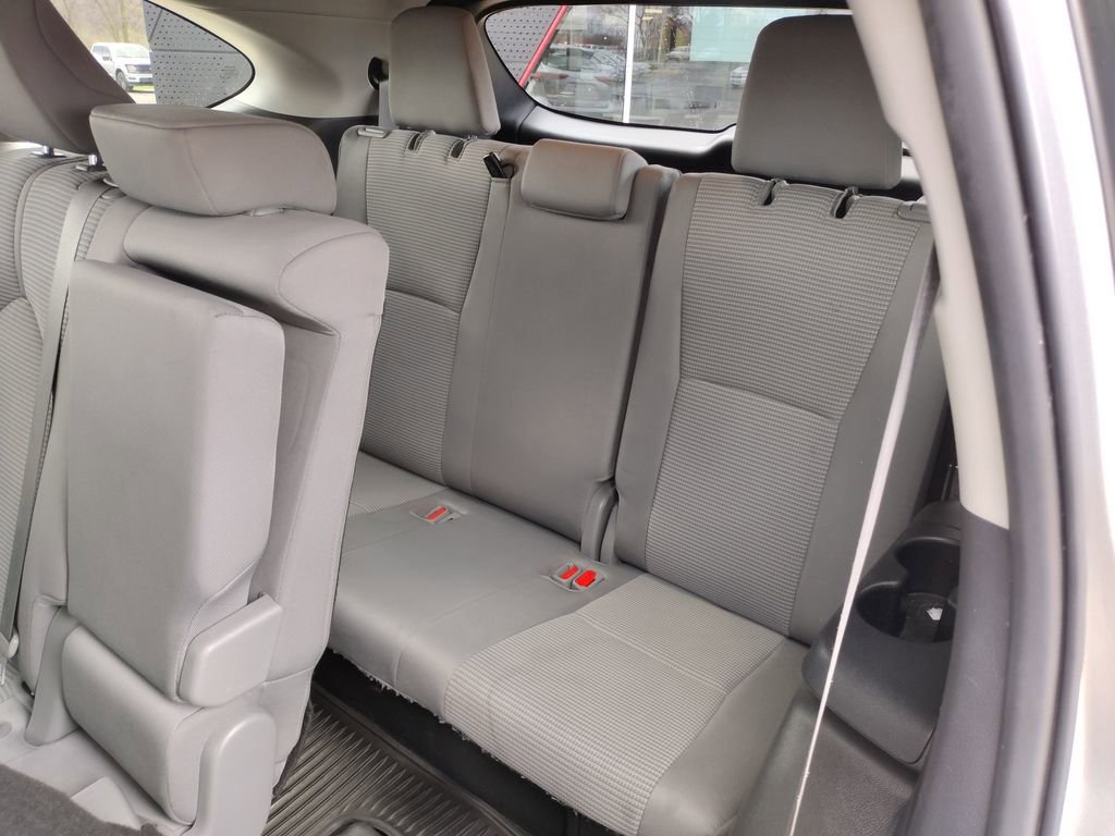Used 2023 Toyota Highlander LE FWD image 10