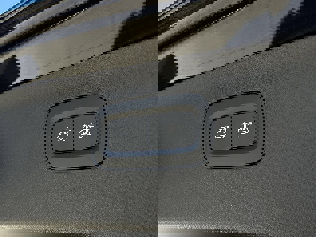 Used 2025 Volvo XC90 T8 Core image 26