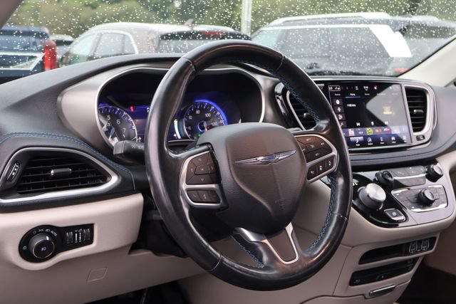 Used 2021 Chrysler Pacifica Touring-L w/ Uconnect Theater Family Group AWD/4WD image 10