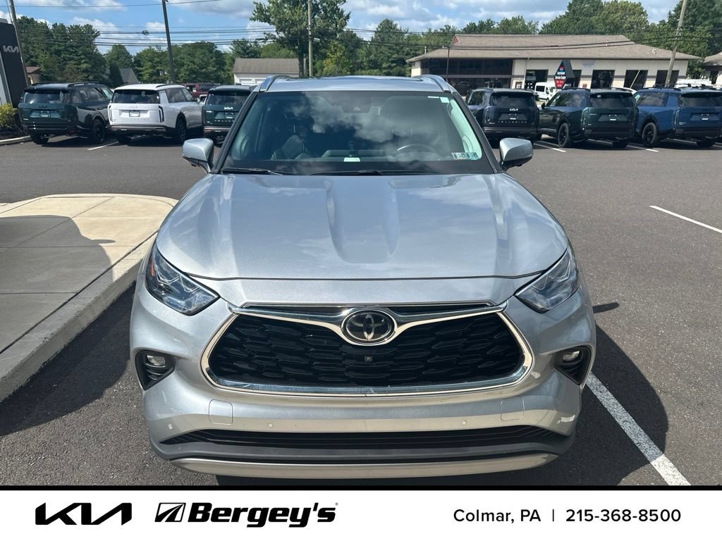 Used 2024 Toyota Highlander Platinum AWD/4WD image 3