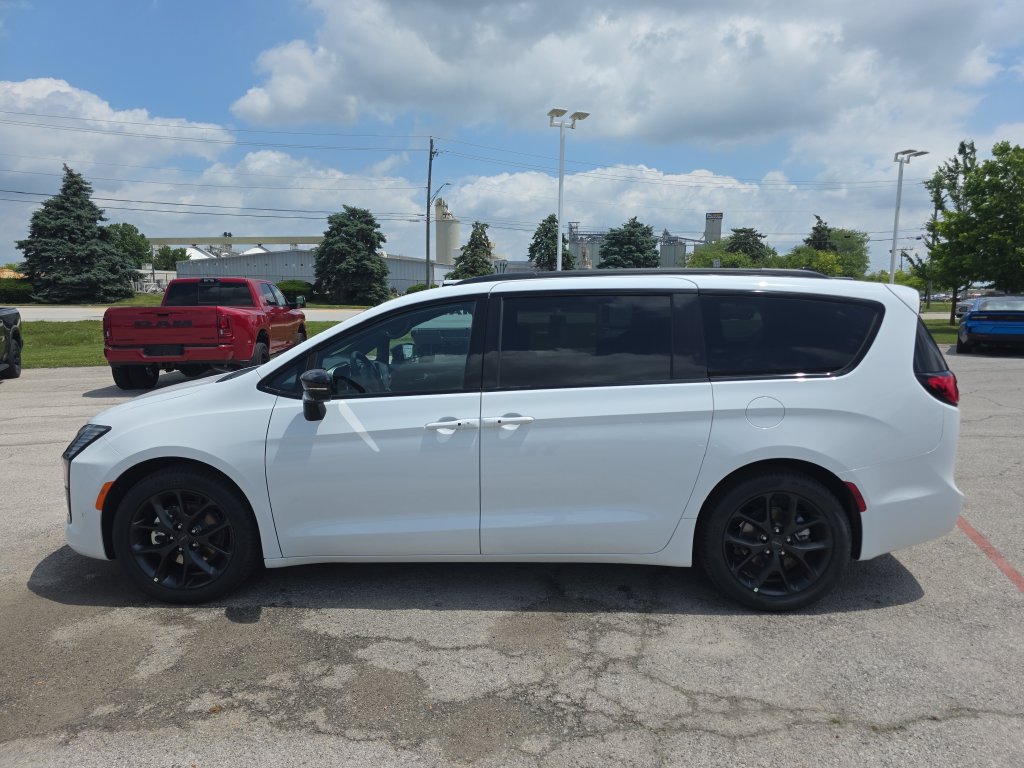 New 2027 Chrysler Pacifica Limited w/ Family Tech Group FWD image 4