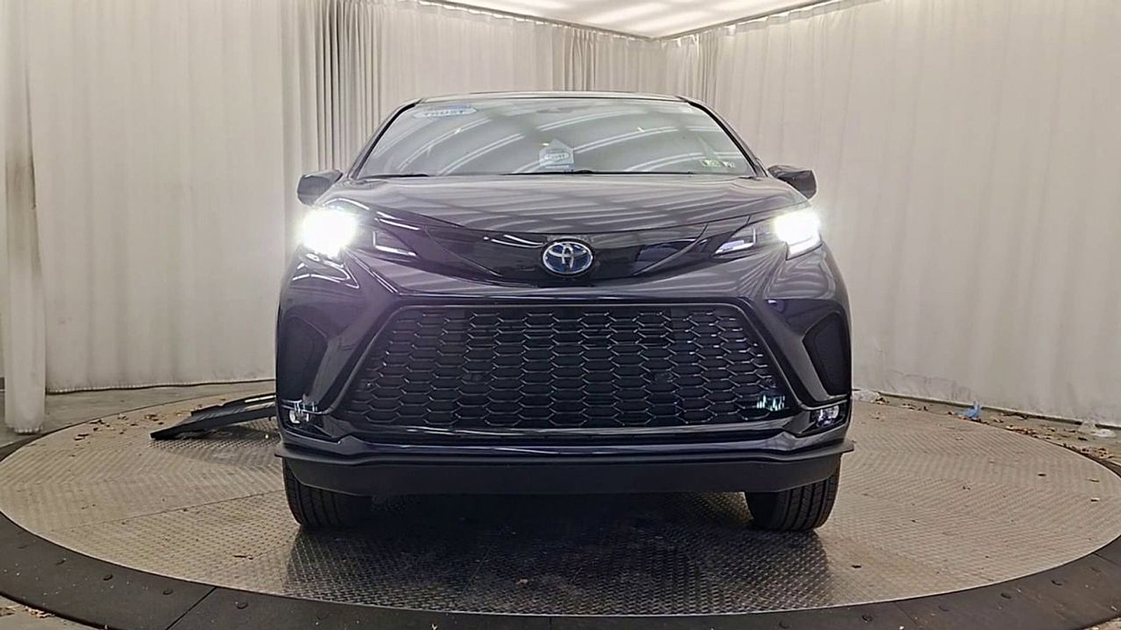 Used 2025 Toyota Sienna XSE w/ XSE Plus Package FWD image 3