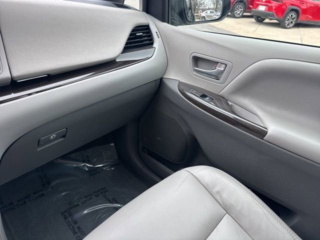 Used 2018 Toyota Sienna XLE w/ XLE Navigation Package image 28