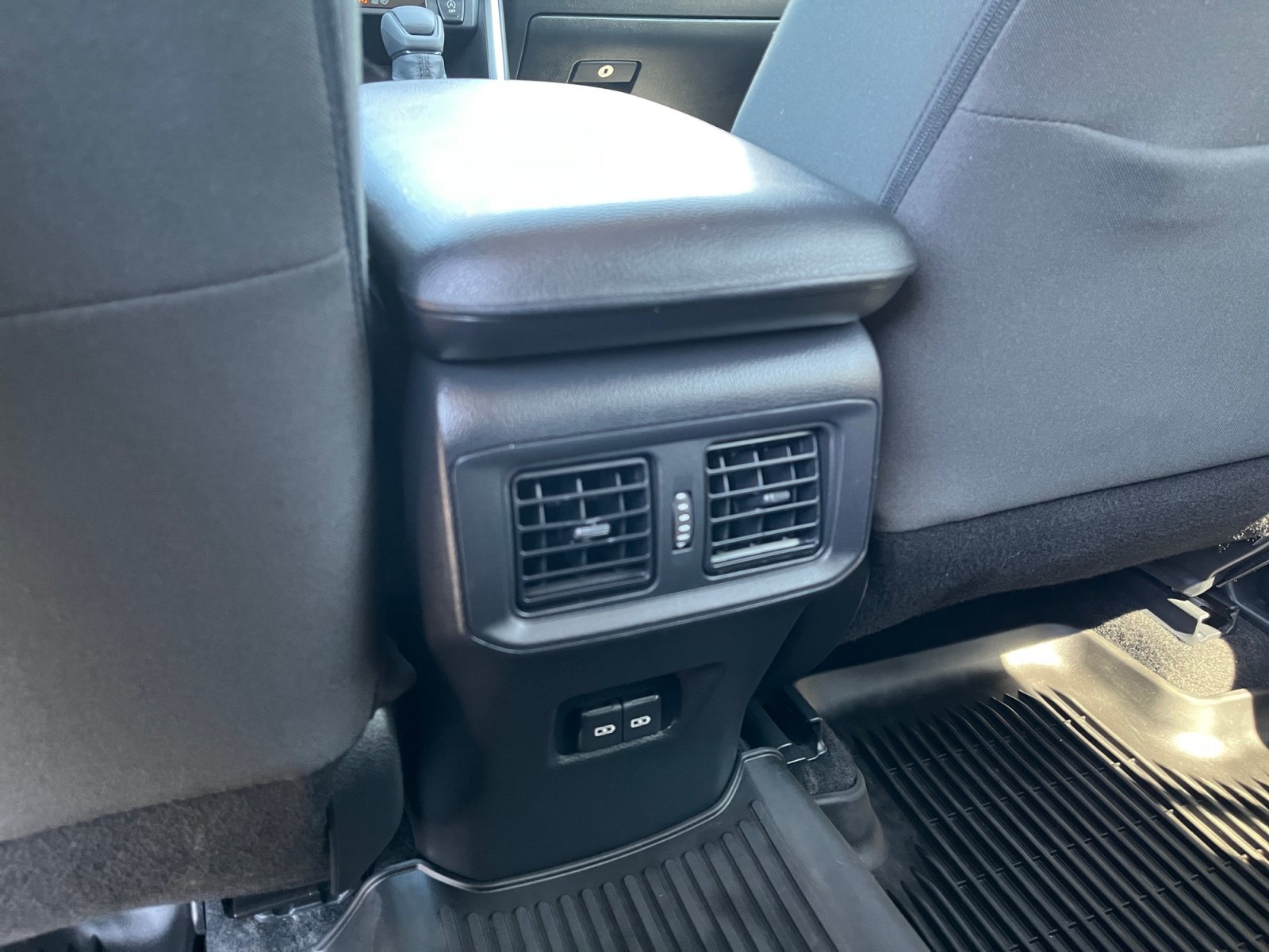 Used 2022 Toyota RAV4 XLE AWD/4WD image 32