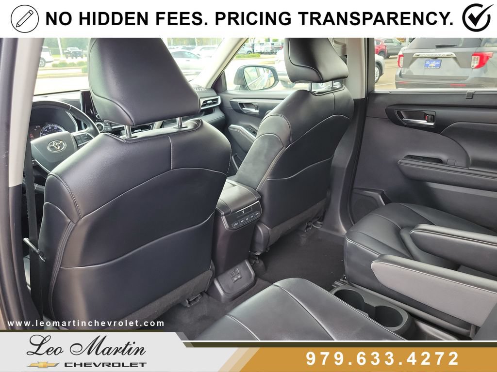 Used 2023 Toyota Highlander XLE FWD image 13