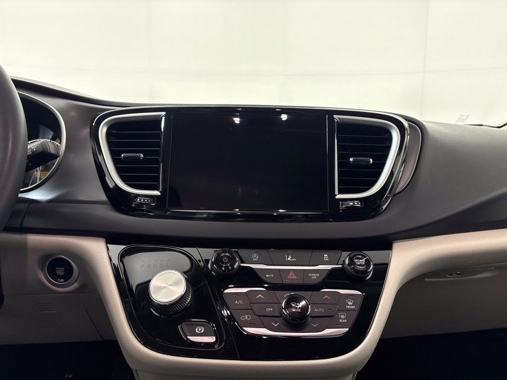 Used 2022 Chrysler Pacifica Touring-L FWD image 23