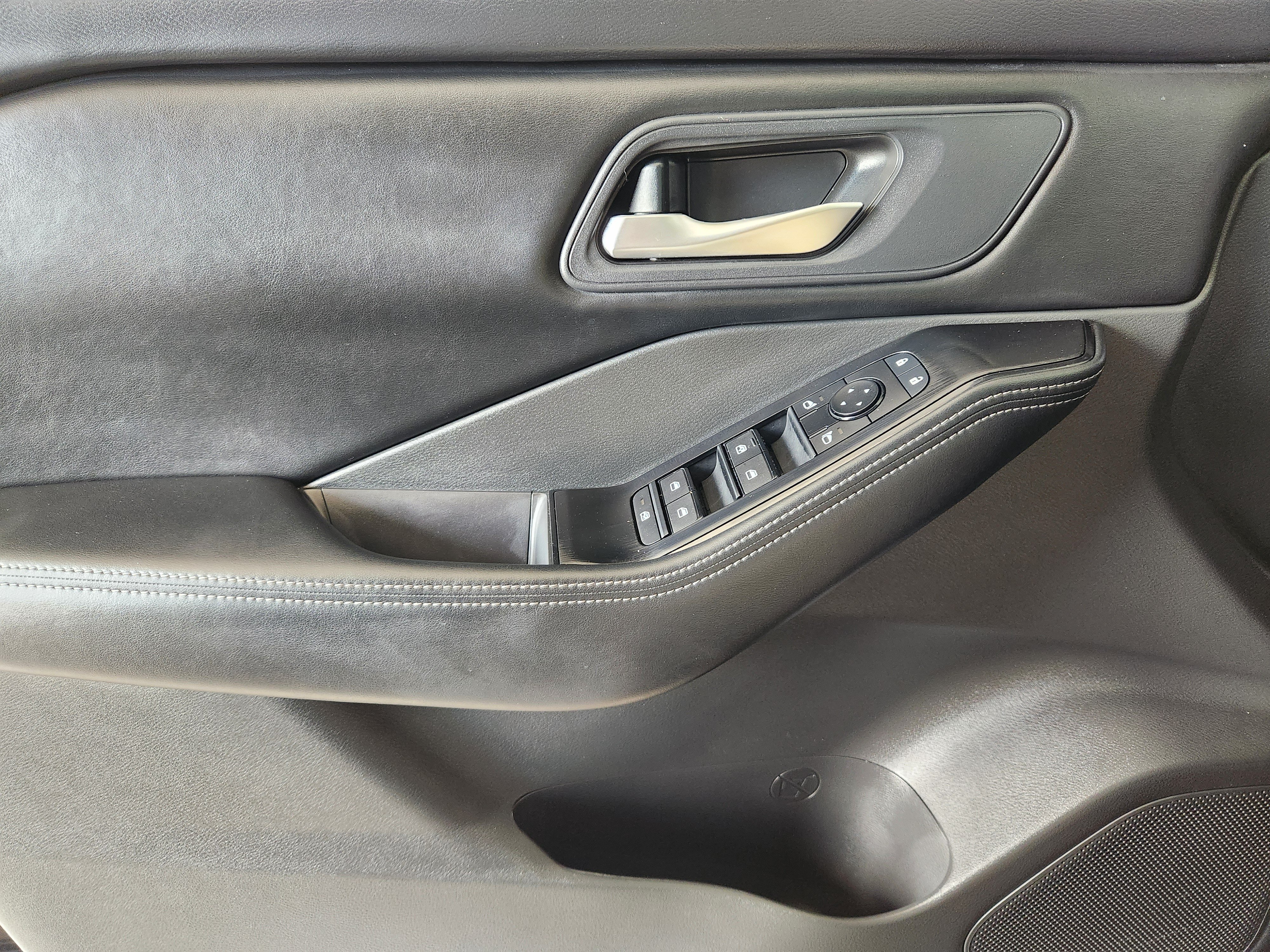Used 2025 Nissan Rogue SV FWD image 23
