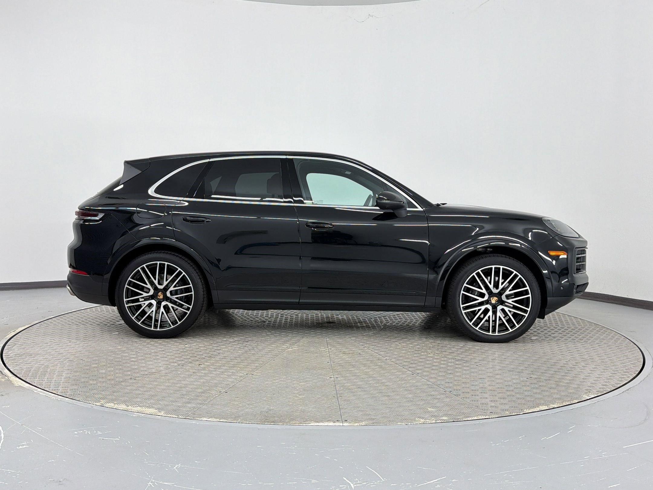 Certified 2025 Porsche Cayenne AWD/4WD image 8