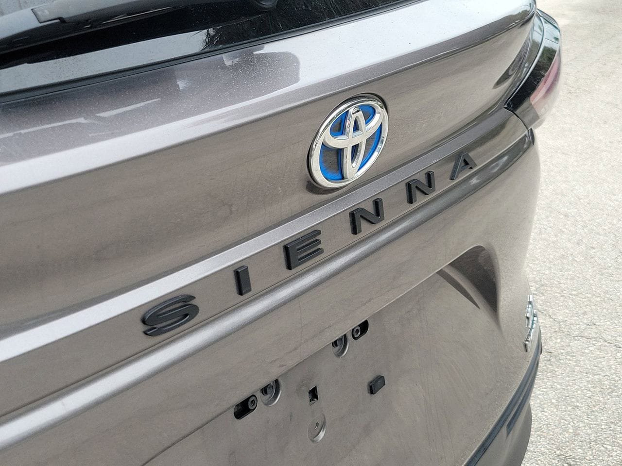 Used 2024 Toyota Sienna XLE FWD image 6