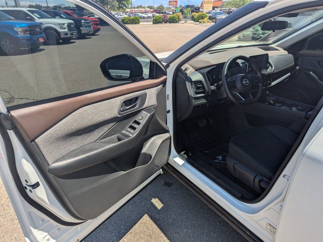 Used 2023 Nissan Rogue S AWD/4WD image 9