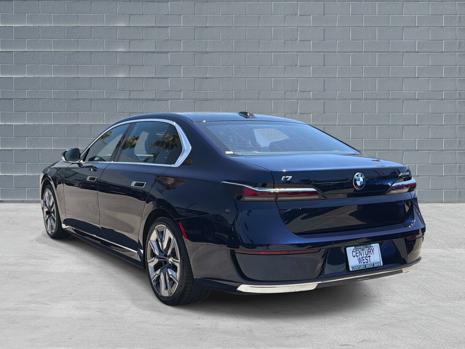 Used 2023 BMW i7 xDrive60 AWD/4WD image 3