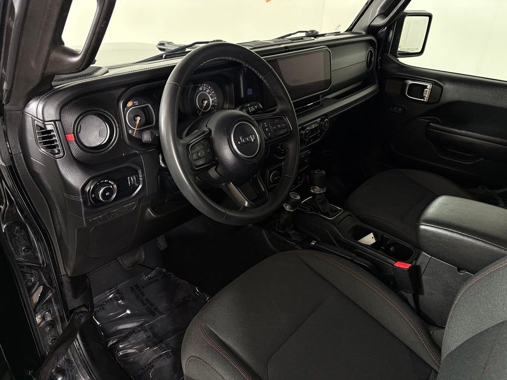 Used 2025 Jeep Wrangler Unlimited Rubicon AWD/4WD image 16