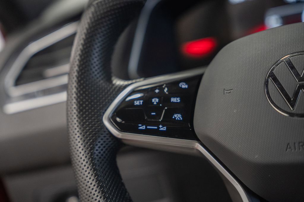 Used 2024 Volkswagen Tiguan SE R-Line image 29