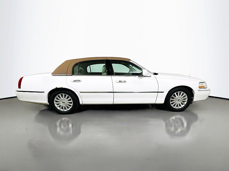 Used 2004 Lincoln Town Car Signature RWD image 8