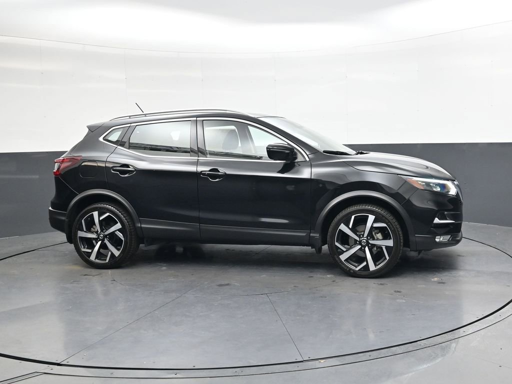 Used 2022 Nissan Rogue Sport SL w/ Premium Package image 3