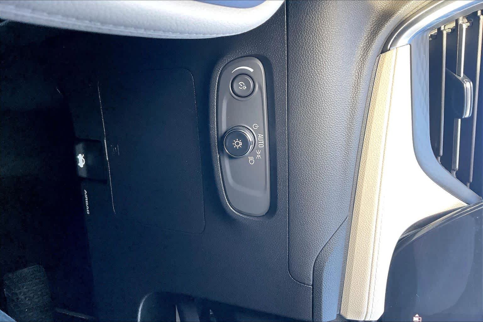 Used 2025 Buick Encore GX Avenir w/ Avenir Technology Package FWD image 34
