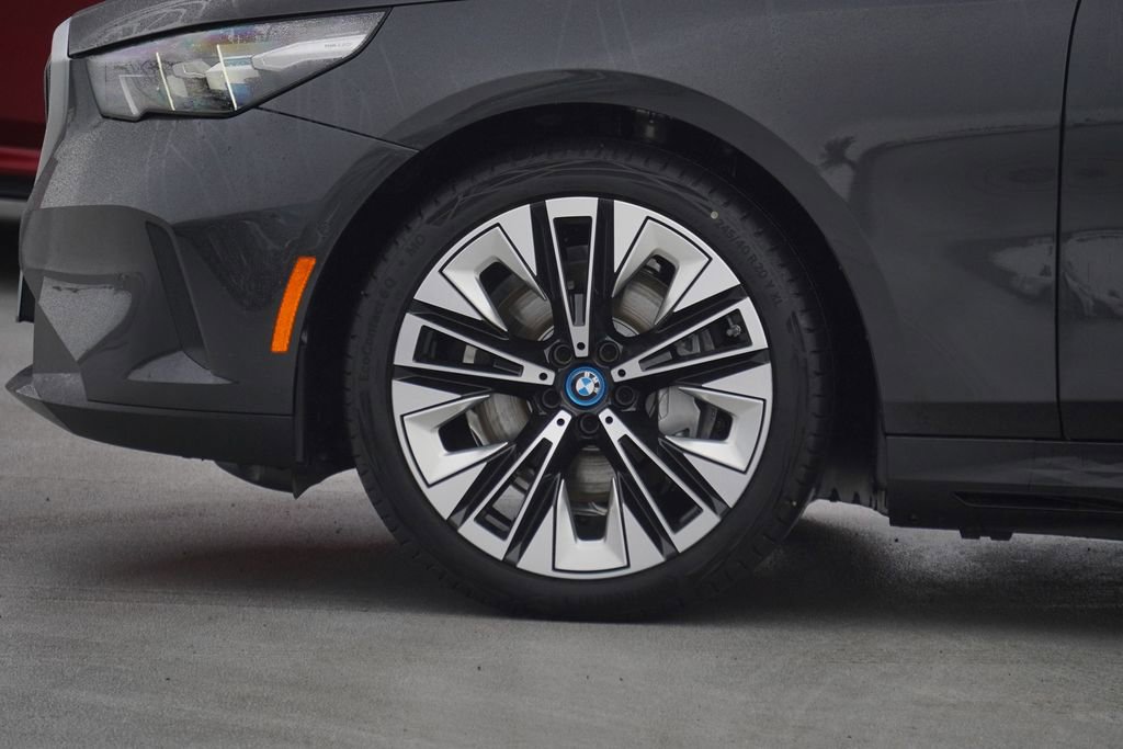 Used 2025 BMW i5 xDrive40 w/ Premium Package image 5