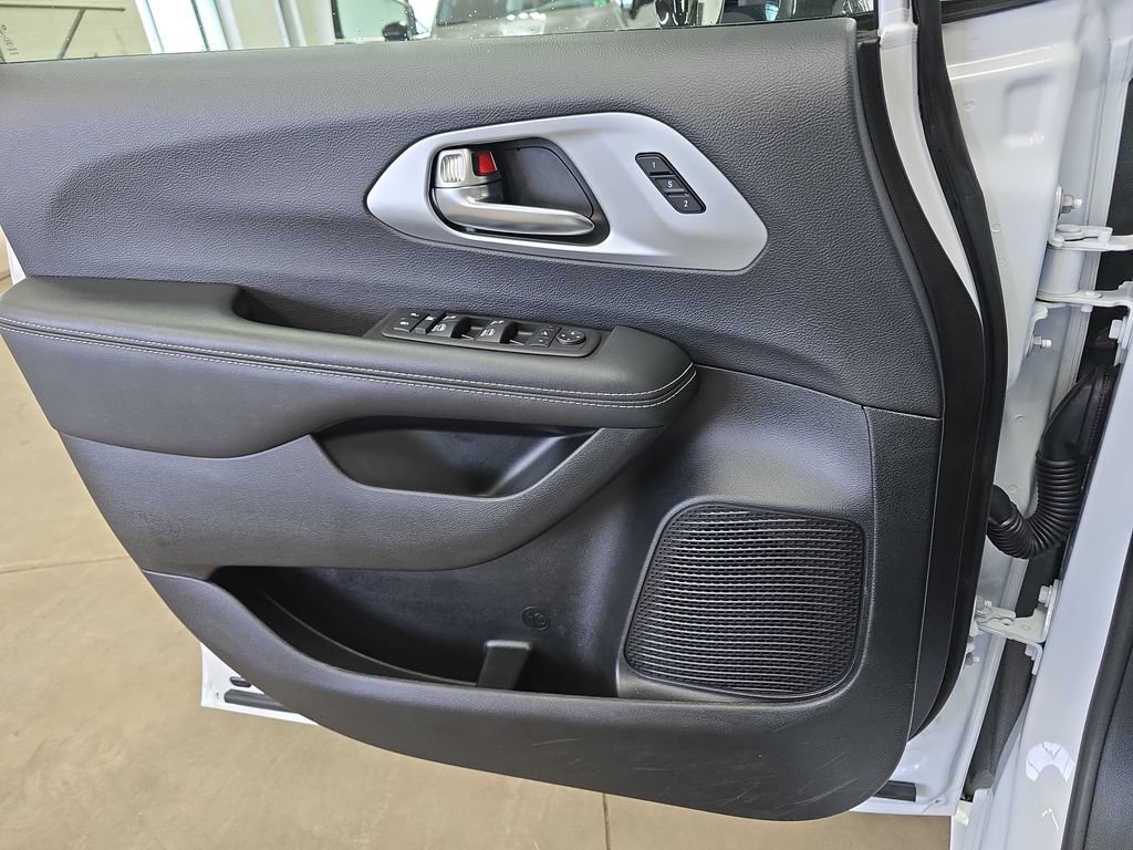 Certified 2025 Chrysler Pacifica Limited FWD image 29