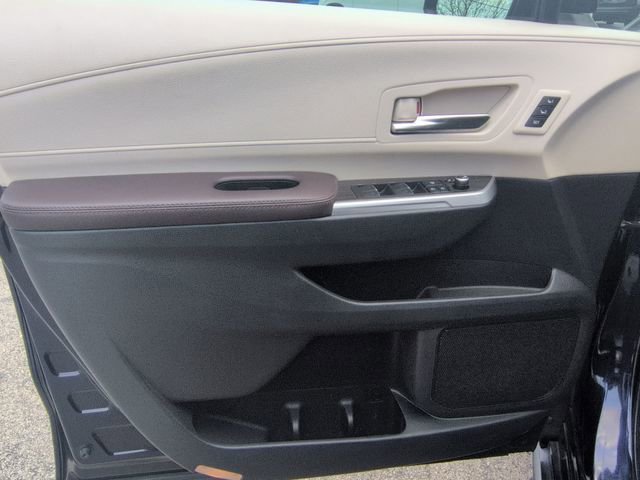 Used 2022 Toyota Sienna Platinum AWD/4WD image 31