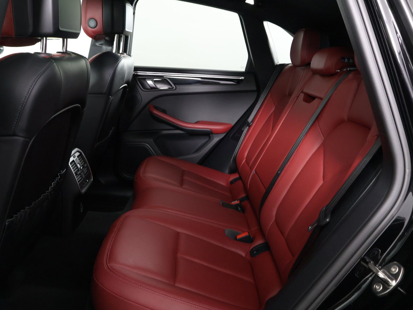 Certified 2023 Porsche Macan AWD/4WD image 33