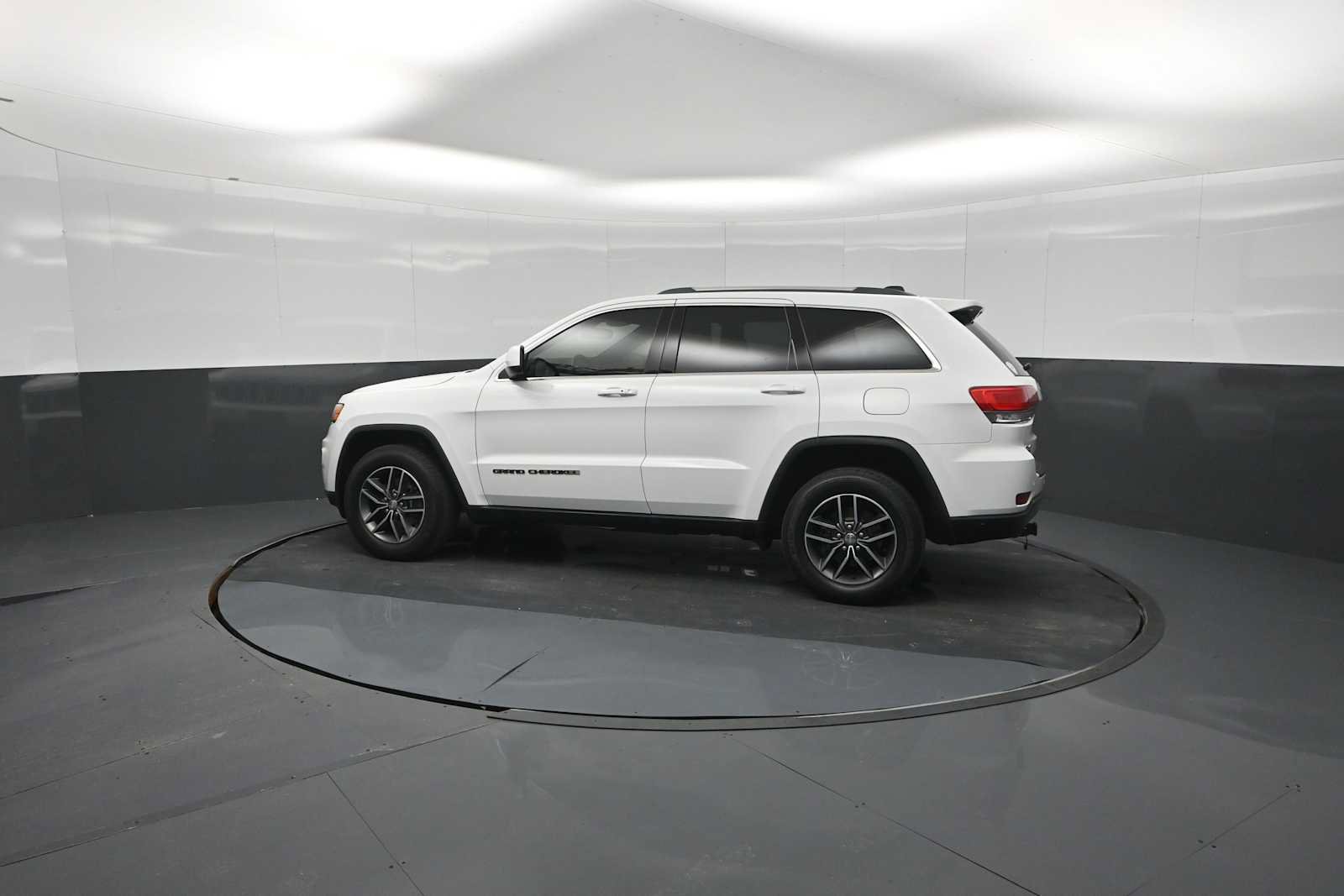 Used 2018 Jeep Grand Cherokee Laredo AWD/4WD image 82