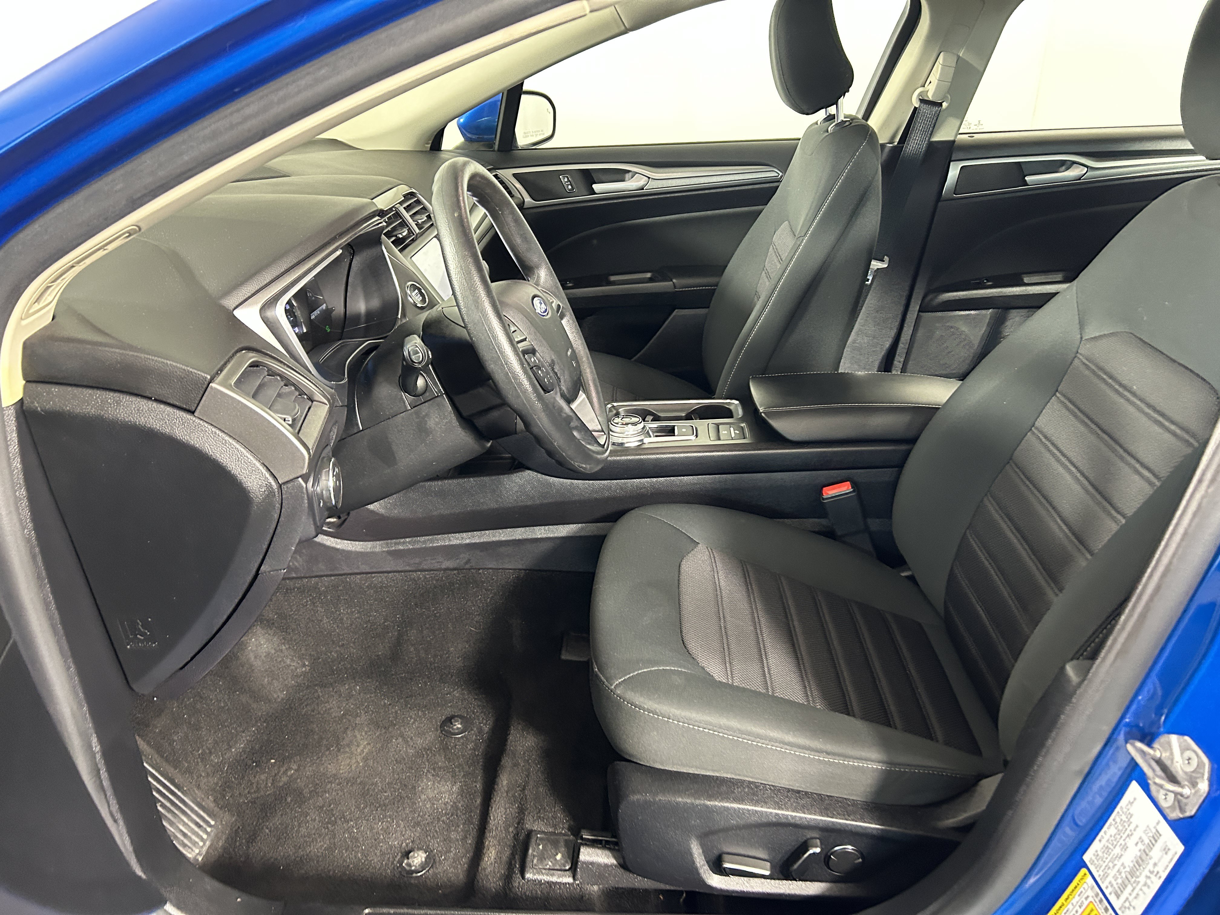 Used 2020 Ford Fusion SE FWD image 11