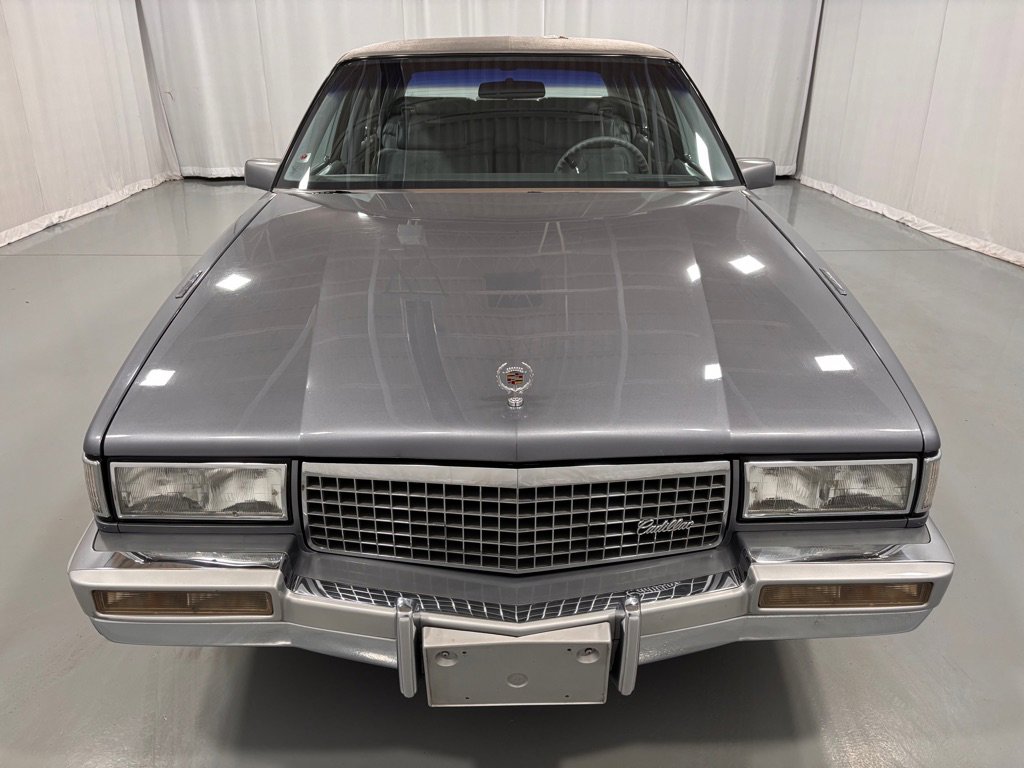 Used 1990 Cadillac Fleetwood Sedan image 2