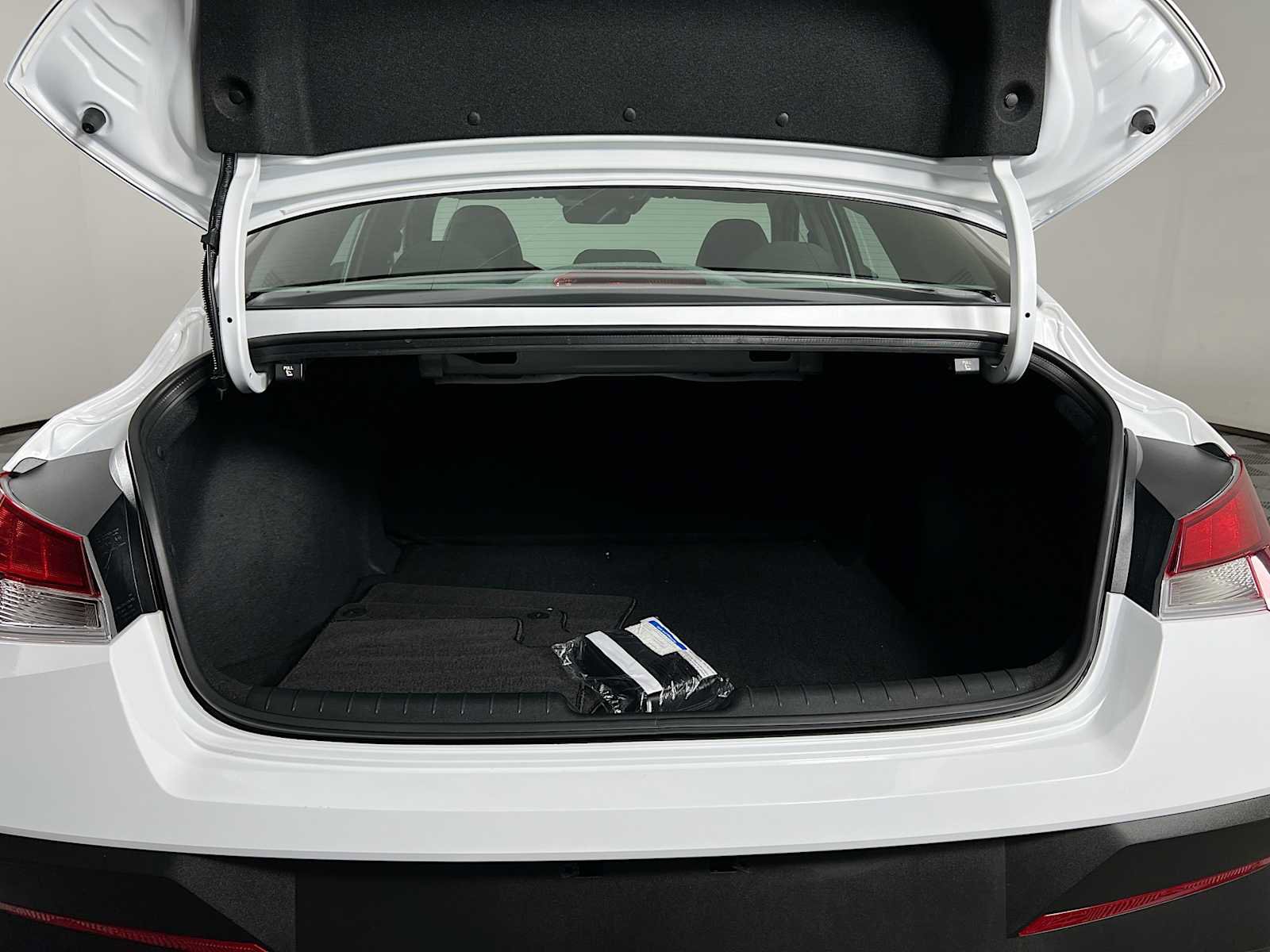 Certified 2025 Hyundai Elantra Sport image 25