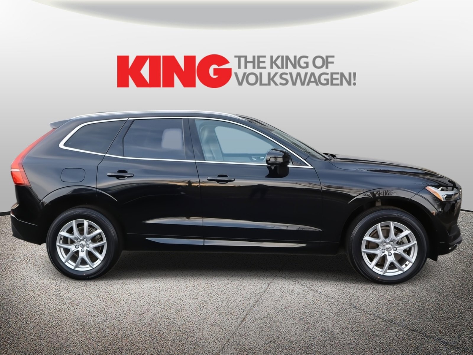 Used 2021 Volvo XC60 T5 Momentum w/ Premium Package image 2