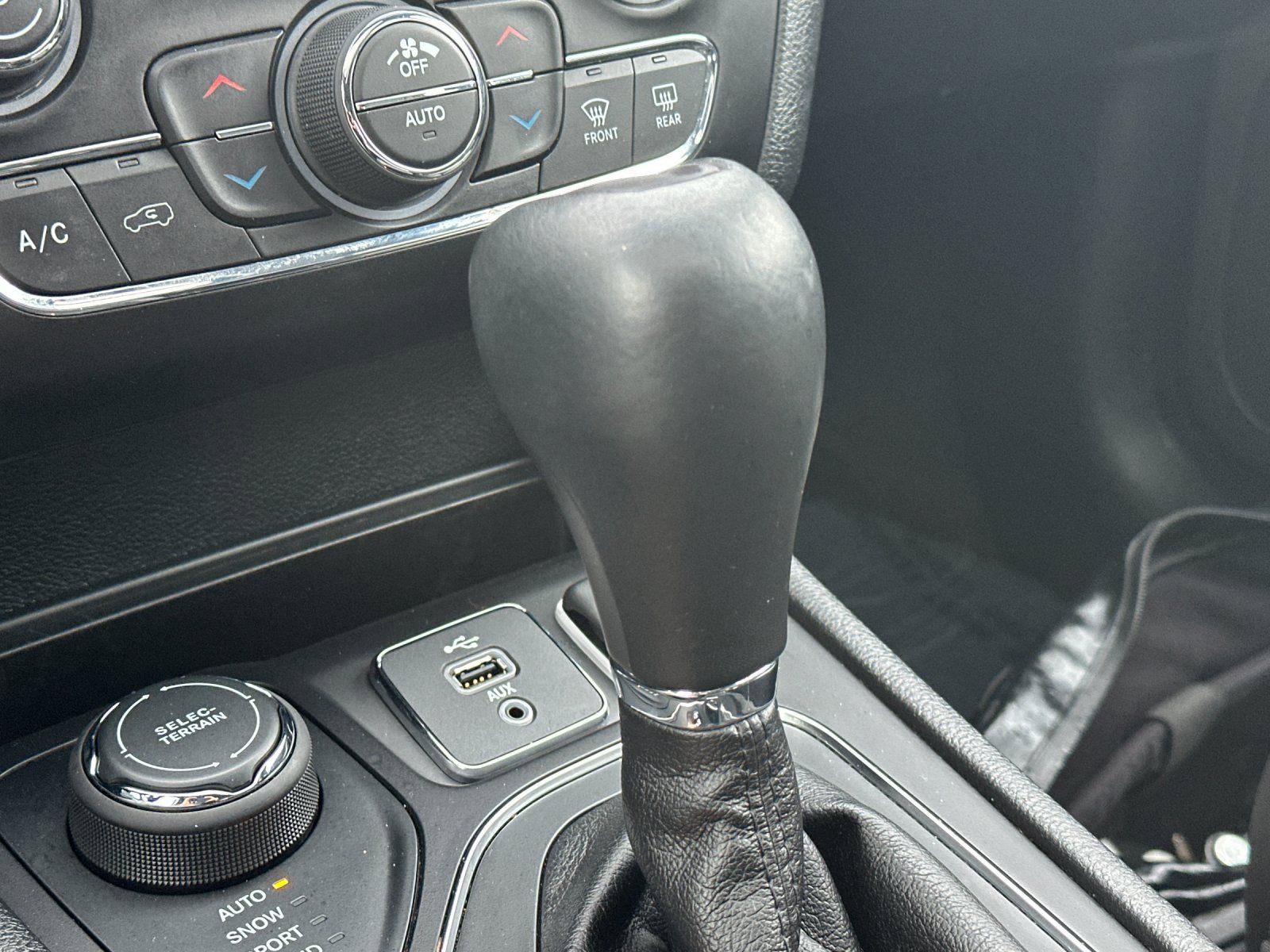 Used 2019 Jeep Cherokee Latitude Plus w/ Comfort/Convenience Group image 20