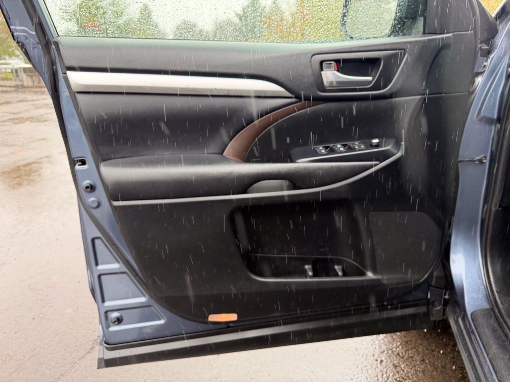 Used 2019 Toyota Highlander XLE AWD/4WD image 11