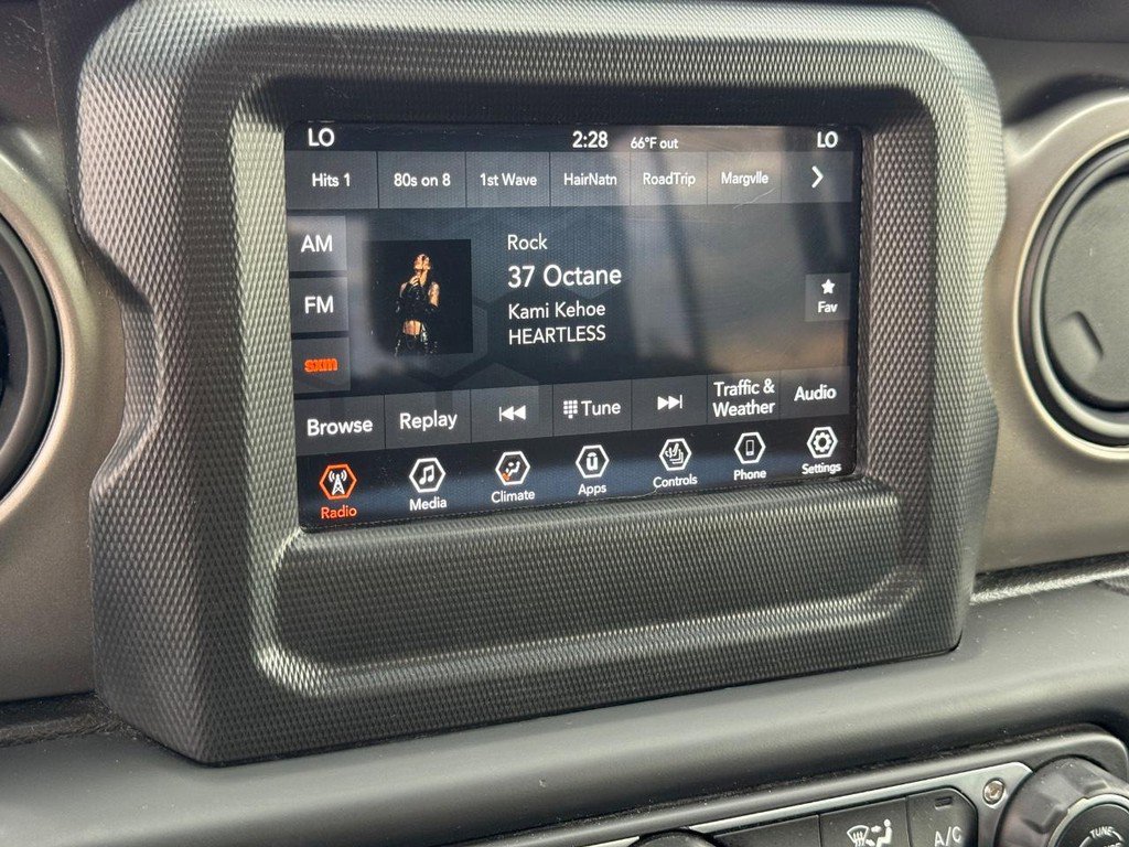 Used 2021 Jeep Gladiator Sport image 17