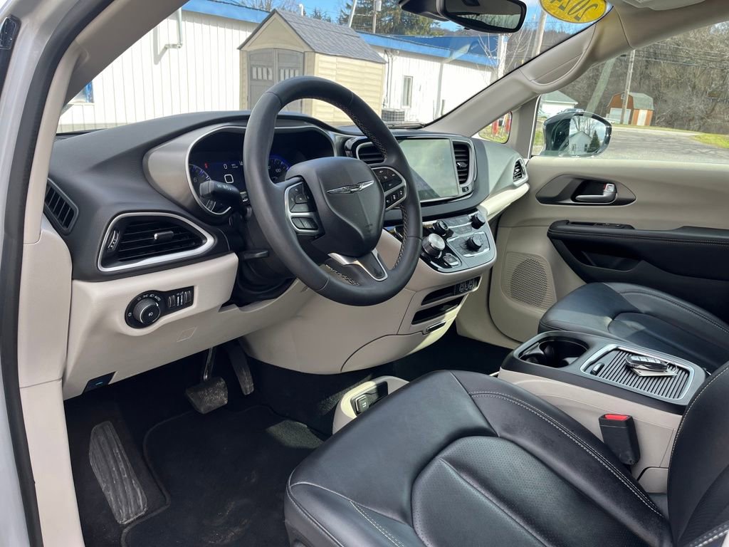 Used 2024 Chrysler Pacifica Touring-L image 14