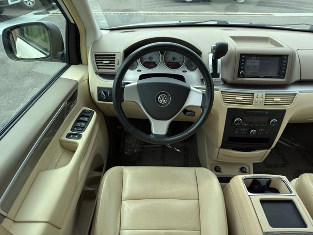 Used 2010 Volkswagen Routan SEL FWD image 11