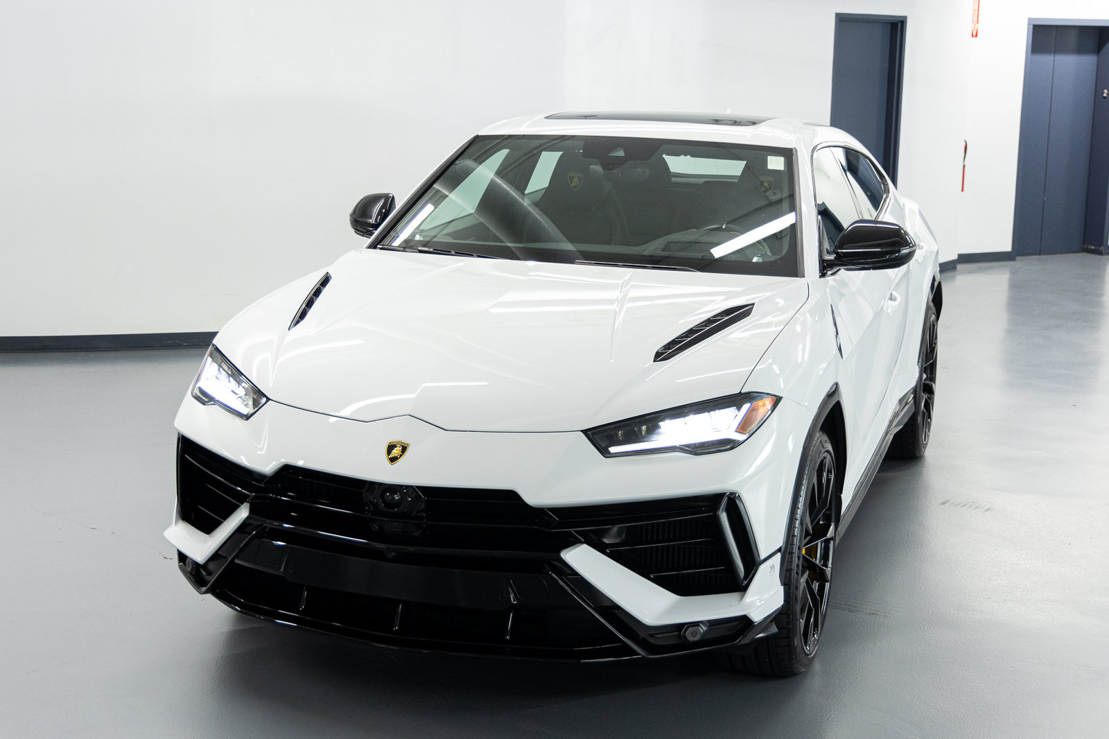 Used 2024 Lamborghini Urus S AWD/4WD image 3