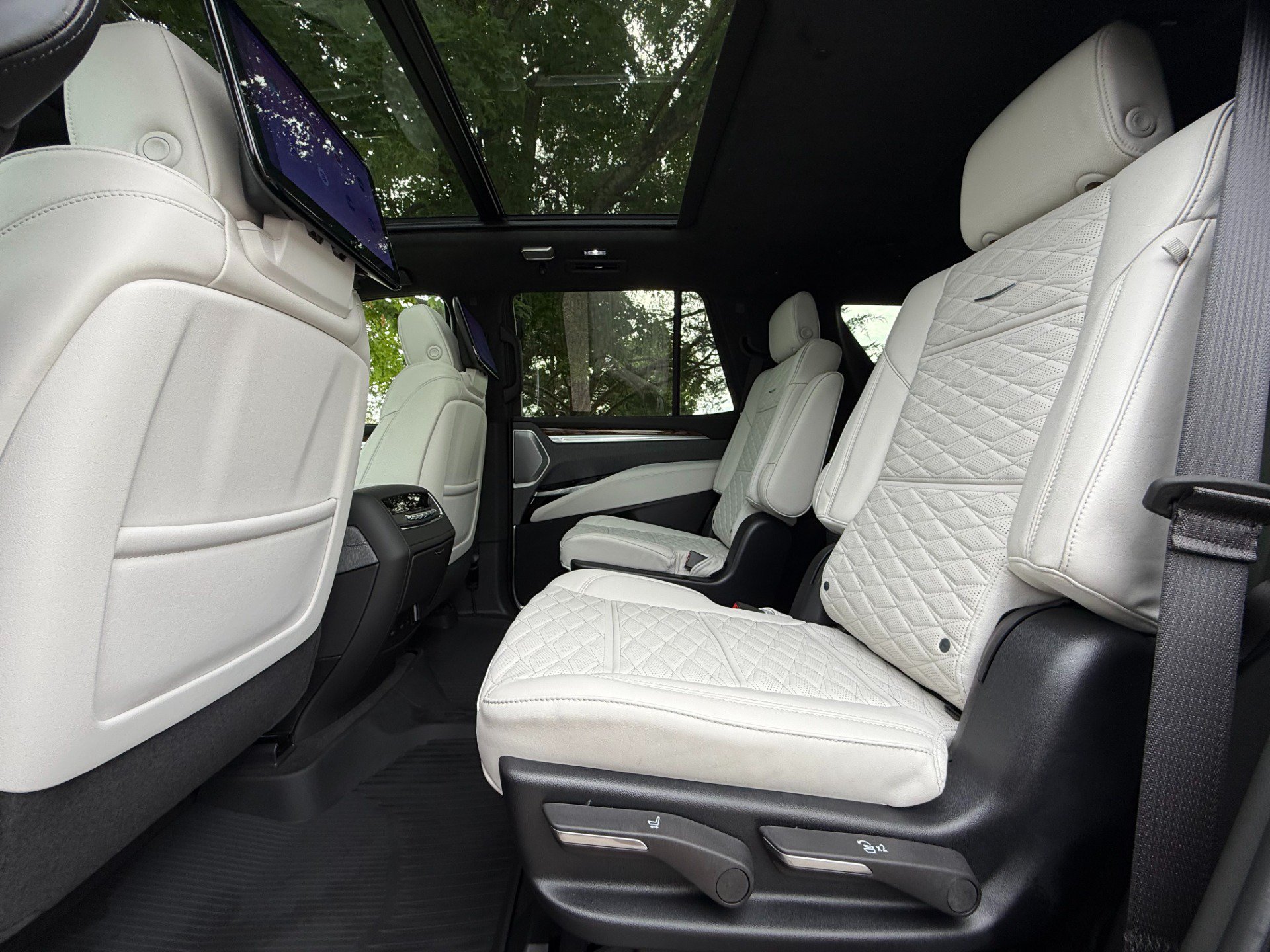 Used 2025 Cadillac Escalade Sport Platinum w/ LPO, Floor Liner Package AWD/4WD image 25