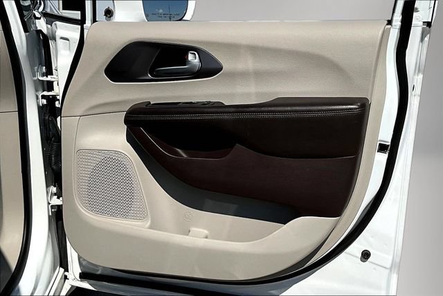 Used 2018 Chrysler Pacifica Touring-L FWD image 25