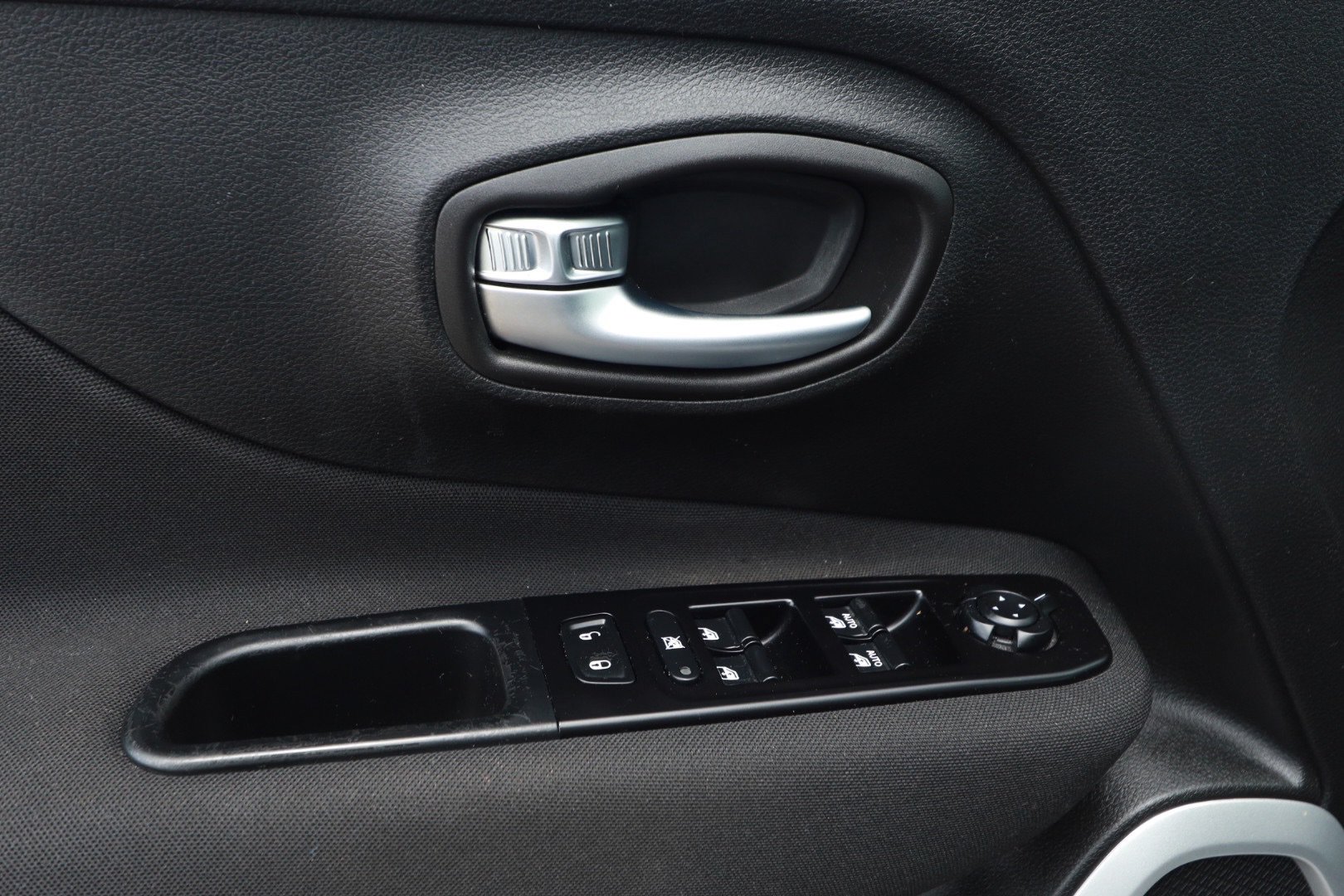 Used 2021 Jeep Renegade Latitude FWD image 22