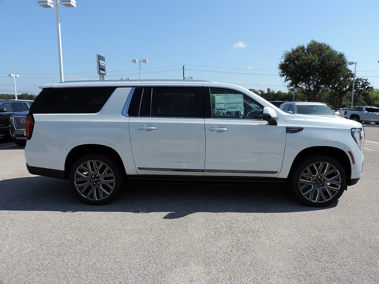 New 2026 GMC Yukon XL Denali Ultimate w/ LPO, Floor Liner Package AWD/4WD image 4
