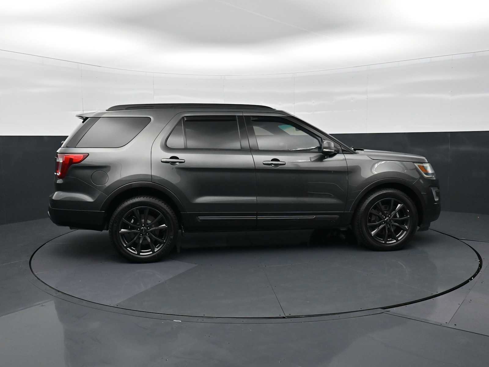 Used 2017 Ford Explorer XLT w/ Equipment Group 202A AWD/4WD image 4