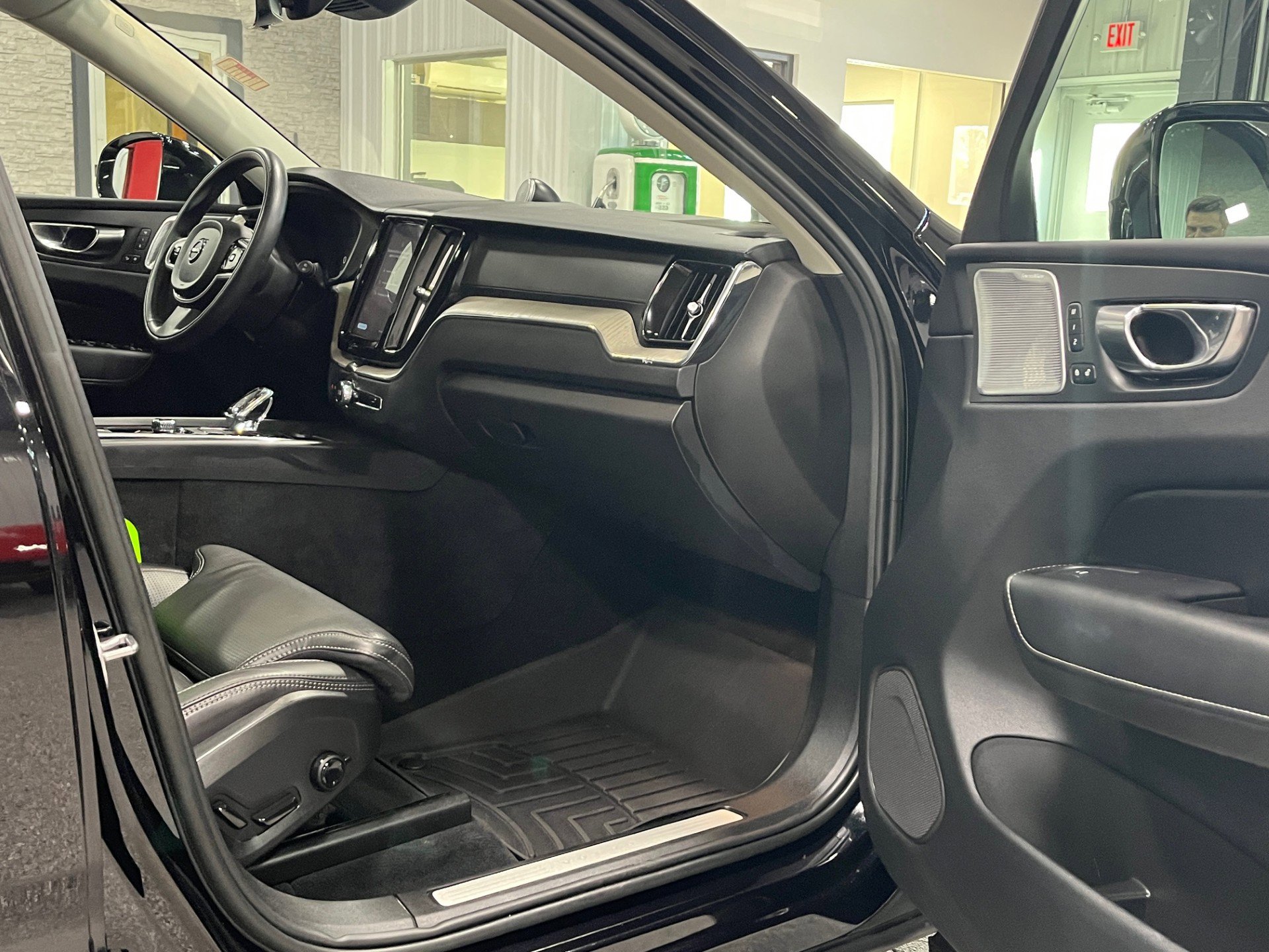 Used 2022 Volvo XC60 B5 Inscription image 8