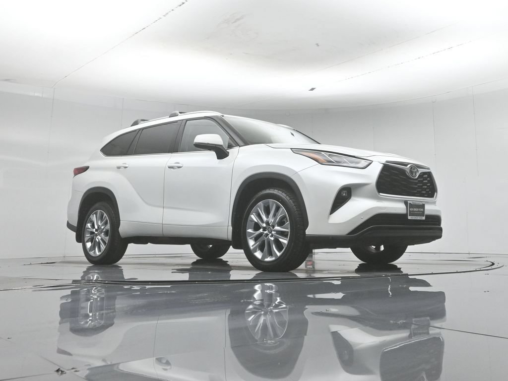 Used 2022 Toyota Highlander Limited FWD image 4