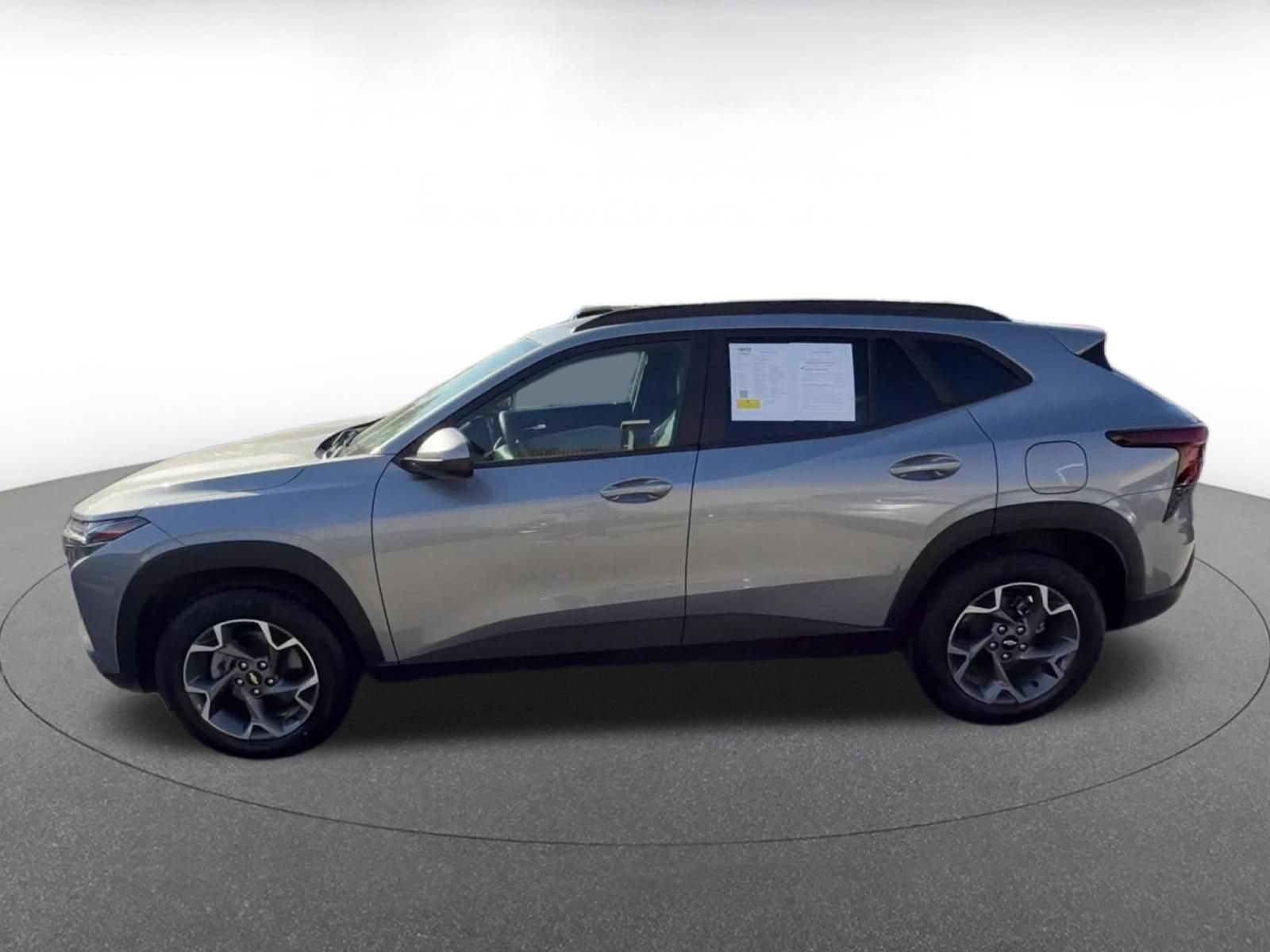 Used 2025 Chevrolet Trax LT FWD image 9