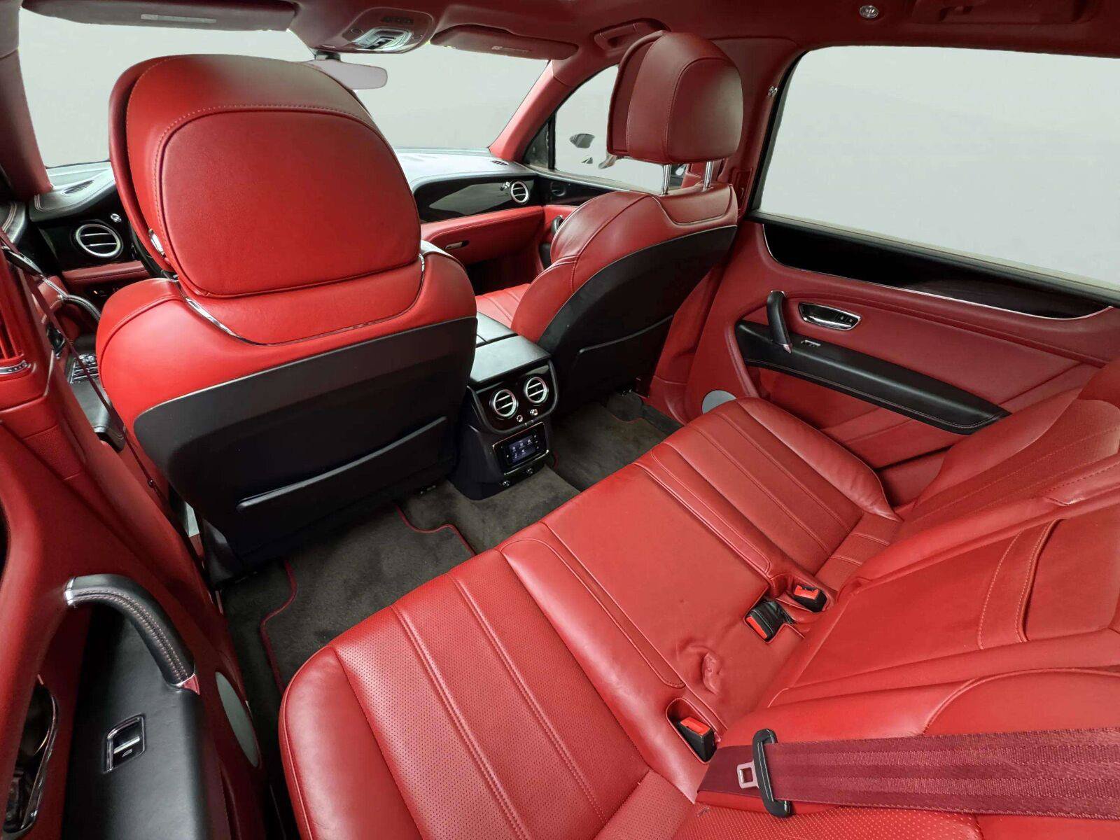 Used 2018 Bentley Bentayga AWD/4WD image 82
