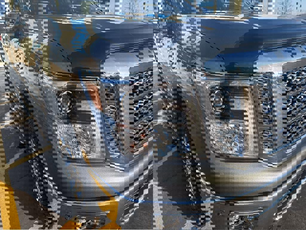 Used 2019 Nissan Titan SL w/ Chrome Package image 5