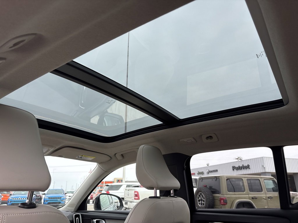 Used 2023 Volvo XC40 B4 Ultimate image 13