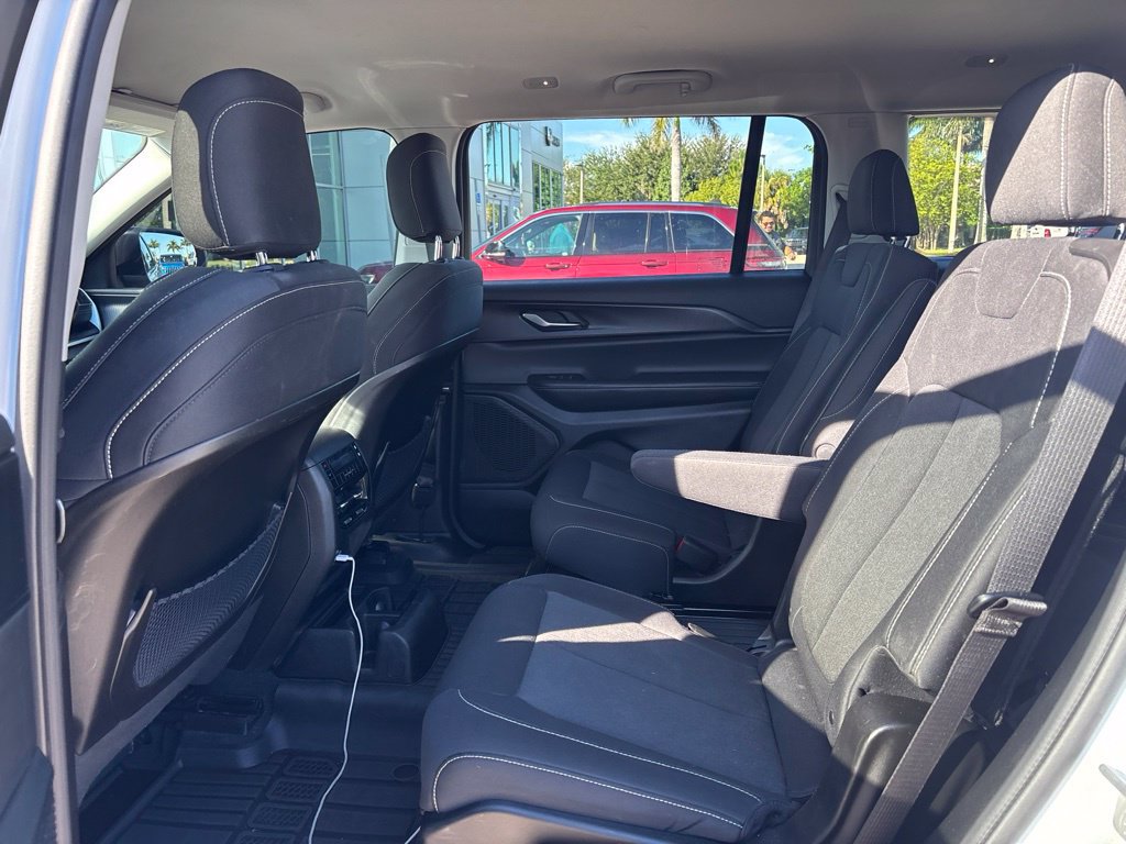 Used 2023 Jeep Grand Cherokee L Laredo RWD image 11