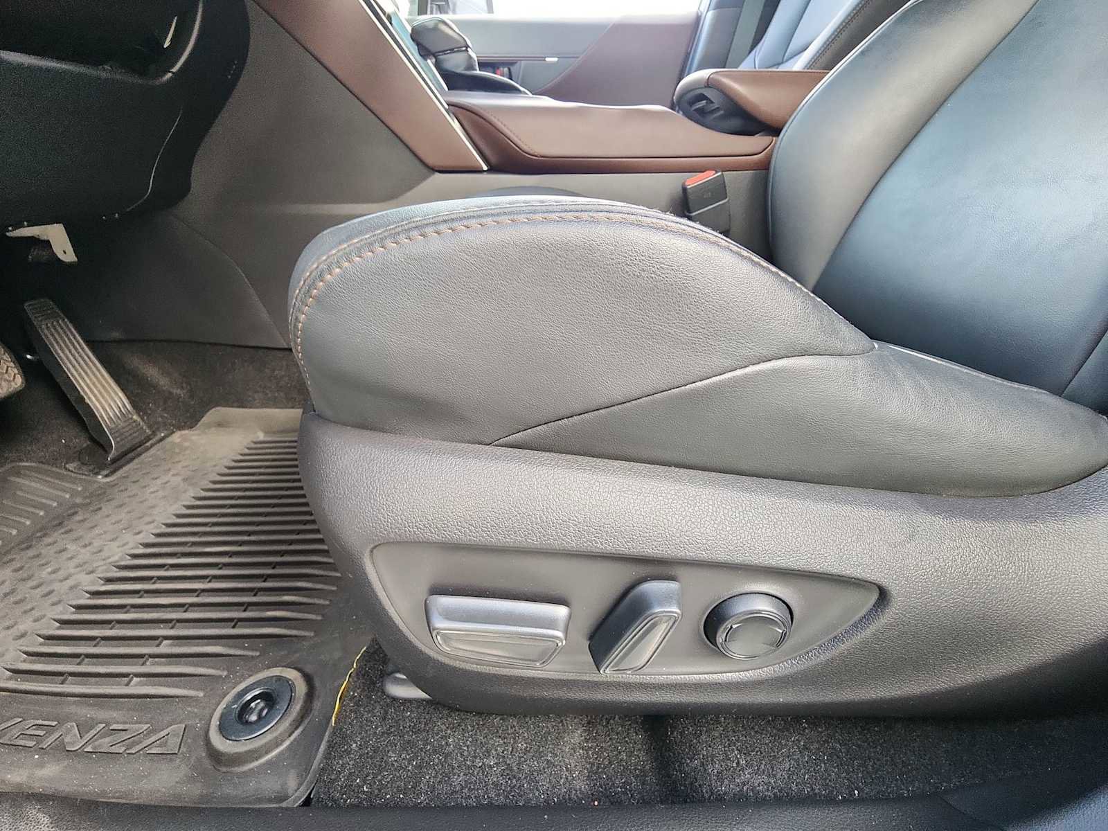 Used 2022 Toyota Venza XLE image 13